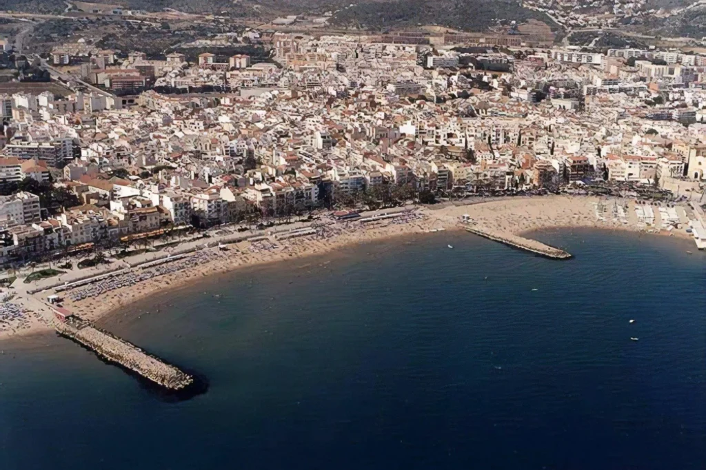 Playa De La Ribera: El Corazón De Sitges