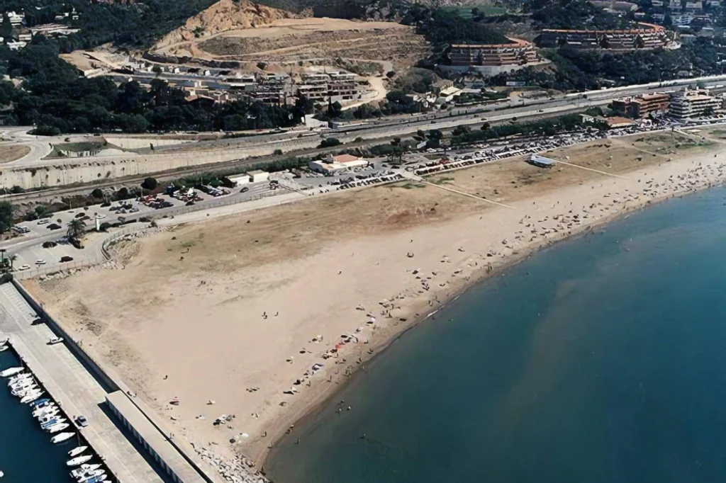 Playa De Les Botigues: Ideal Para El Descanso